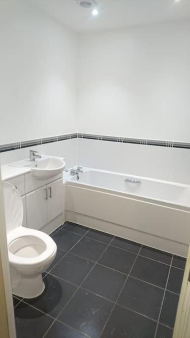 Heathrow Airport Bedfont Lakes 2 Bedroom *